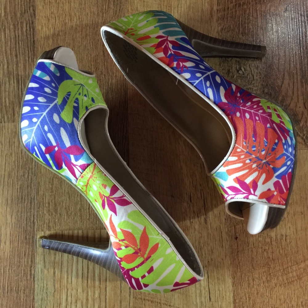 Vibrant floral peep toe heels 👠
